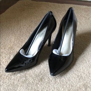 Black pumps